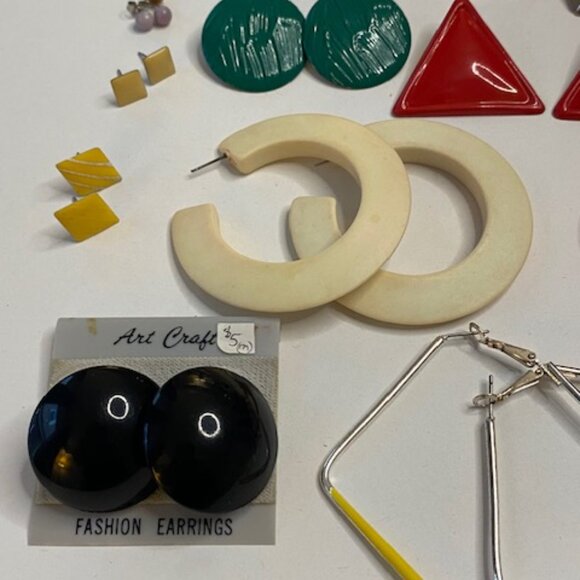 Vintage 1980/ 90's earrings lot. 39 pairs. Pierced  ears all styles. - Picture 10 of 16